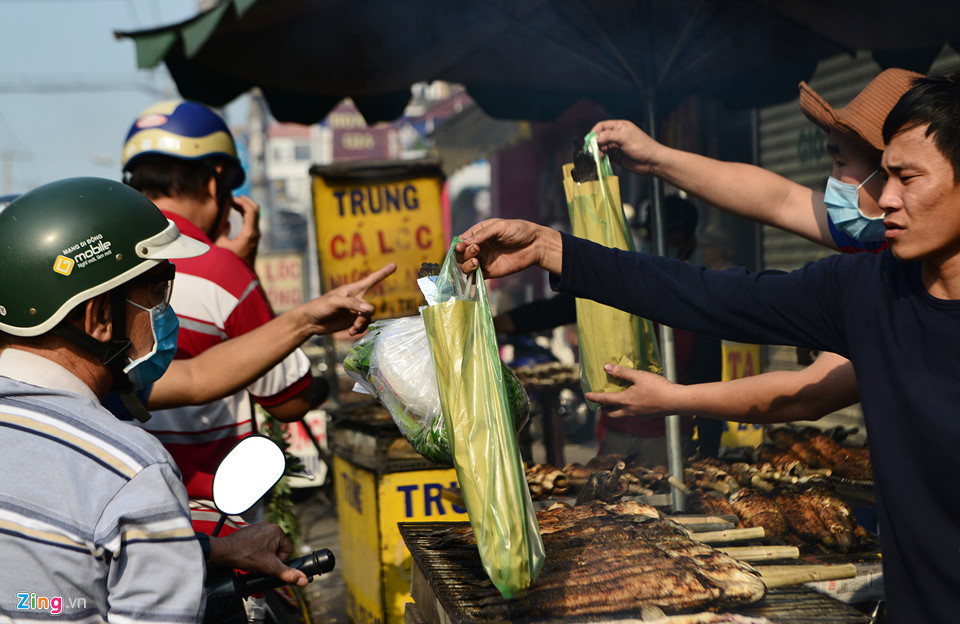Chủ quán Sài Gòn nướng 3.000 cá lóc bán ngày Thần Tài